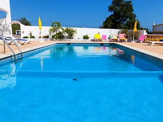 泳池中的那些看不见的安全卫士